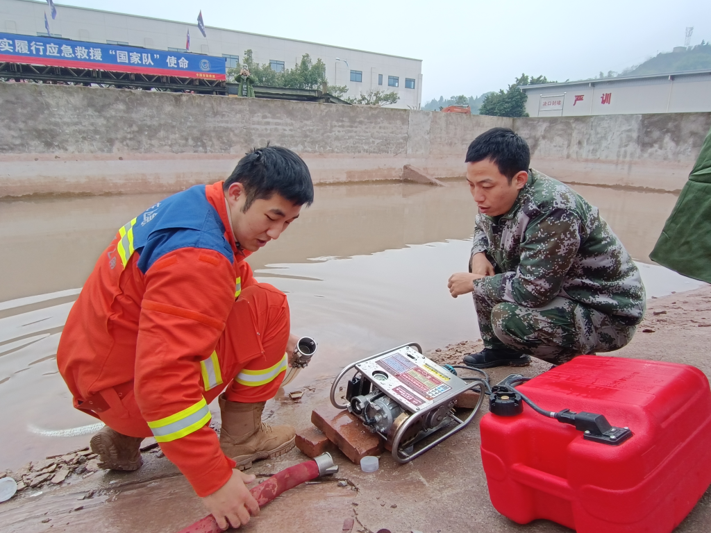  参训学员学习使用高压水泵  巴南区应急管理局供图 华龙网发