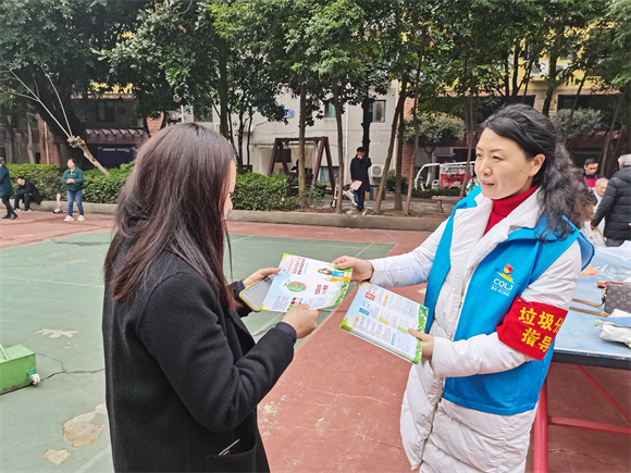 活动现场，工作人员向居民发放宣传手册。大竹林街道供图 华龙网发
