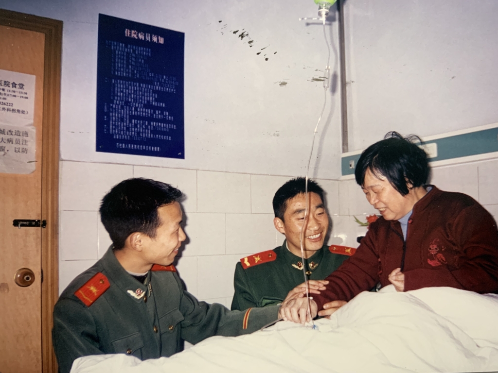 6、2006年，中队官兵到医院看望正在住院的刘玉珍。武警重庆总队供图