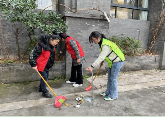 志愿者们请扫垃圾。通讯员 李寒 摄