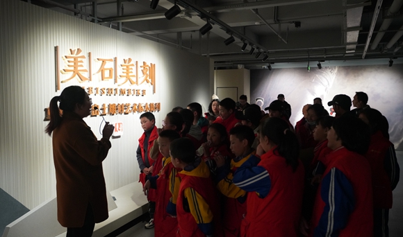 参观“三馆一院”文物活化利用项目。重庆市文物考古研究院供图