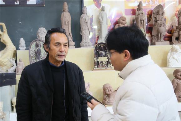 1刘能风（左）在接受记者采访。特约通讯员 邓小强 摄