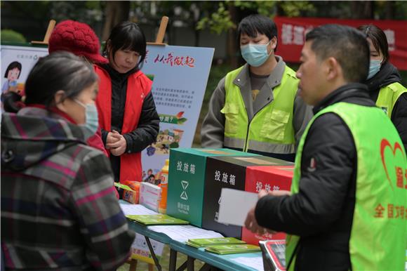 1渝北区龙山街道旗龙路社区开展“移风易俗树新风 垃圾分类我先行”主题宣传活动。通讯员 陈天红 摄