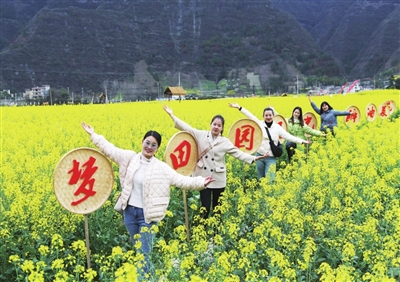 游客在油菜花田里游玩。记者 杨敏 摄
