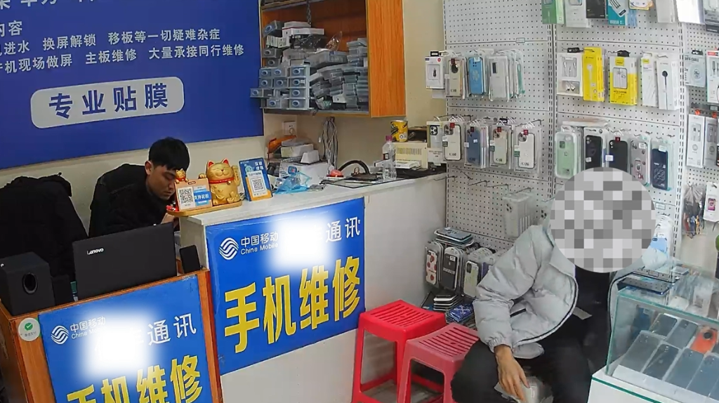 男子趁店老板不注意，盗走柜内手机。重庆北碚警方供图
