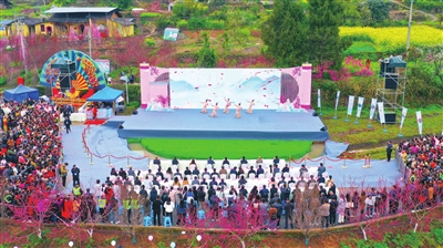 1   2023梁平·柏家桃花会现场，精彩的文艺节目在上演。记者 刘辉 摄