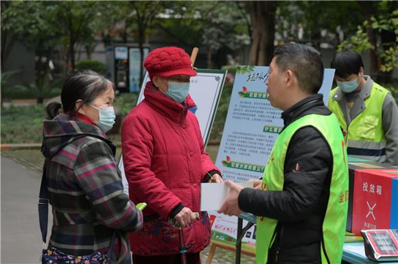 社区志愿者正在向居民讲解正确垃圾分类。通讯员 陈天红 摄