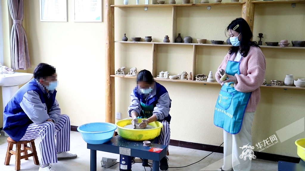 戒毒人员正通过陶艺制作艺术训练进行康复治疗。华龙网-新重庆客户端记者尹建红摄