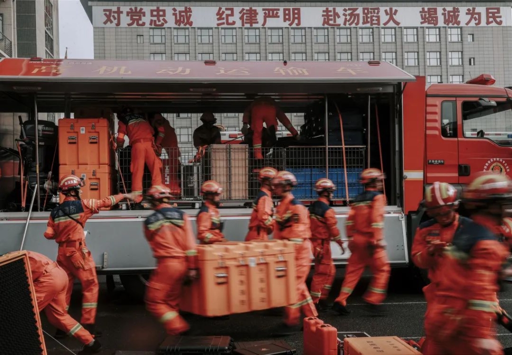 7转运物资。重庆消防供图