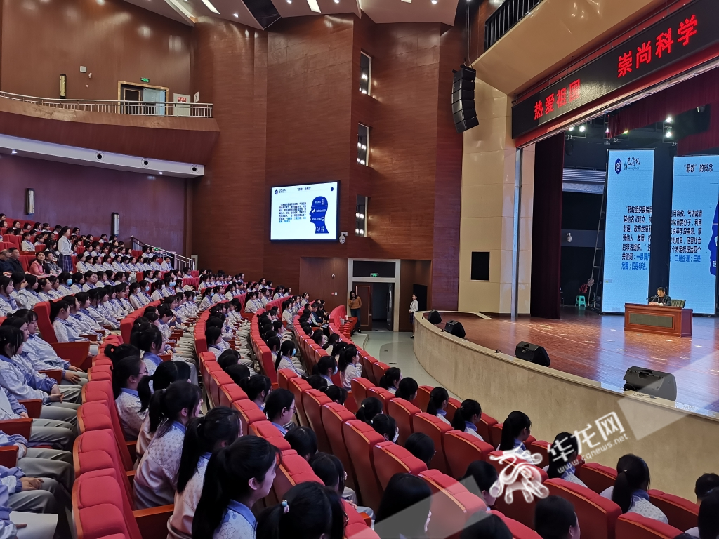 重庆市“平安建设·微宣讲”进校园活动在重庆市女子职业高级中学启动。华龙网-新重庆客户端记者 伊永军 摄 