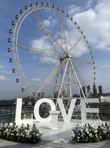 New couples can take photos under the Ferris wheel “The Eye of Chongqing”. (Photo provided by the Social Security Bureau of Liangjiang New Area) 