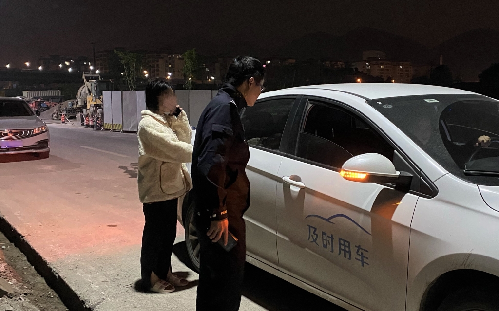 2民警嘱咐网约车司机将佳佳送回学校。重庆高新区警方供图