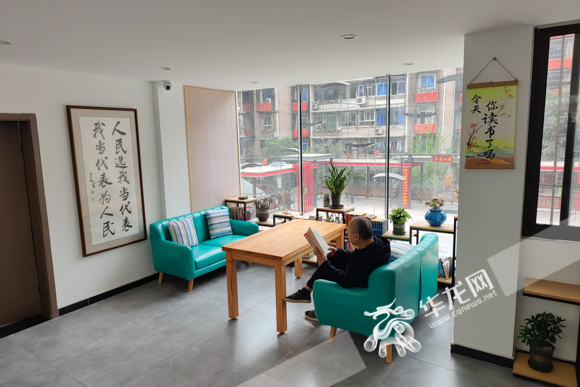 03——社区居民在金堰社区党群服务中心内阅览图书。华龙网-新重庆客户端记者 石涛 摄