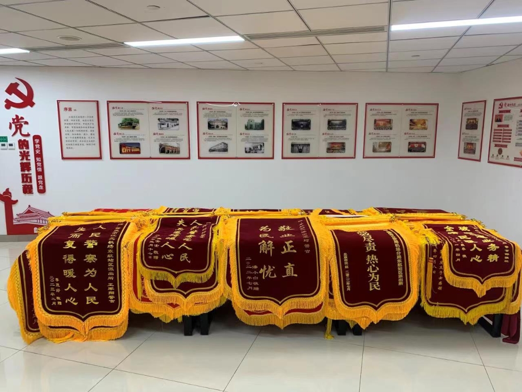 6年来派出所收到110面锦旗。年收牛警方供图