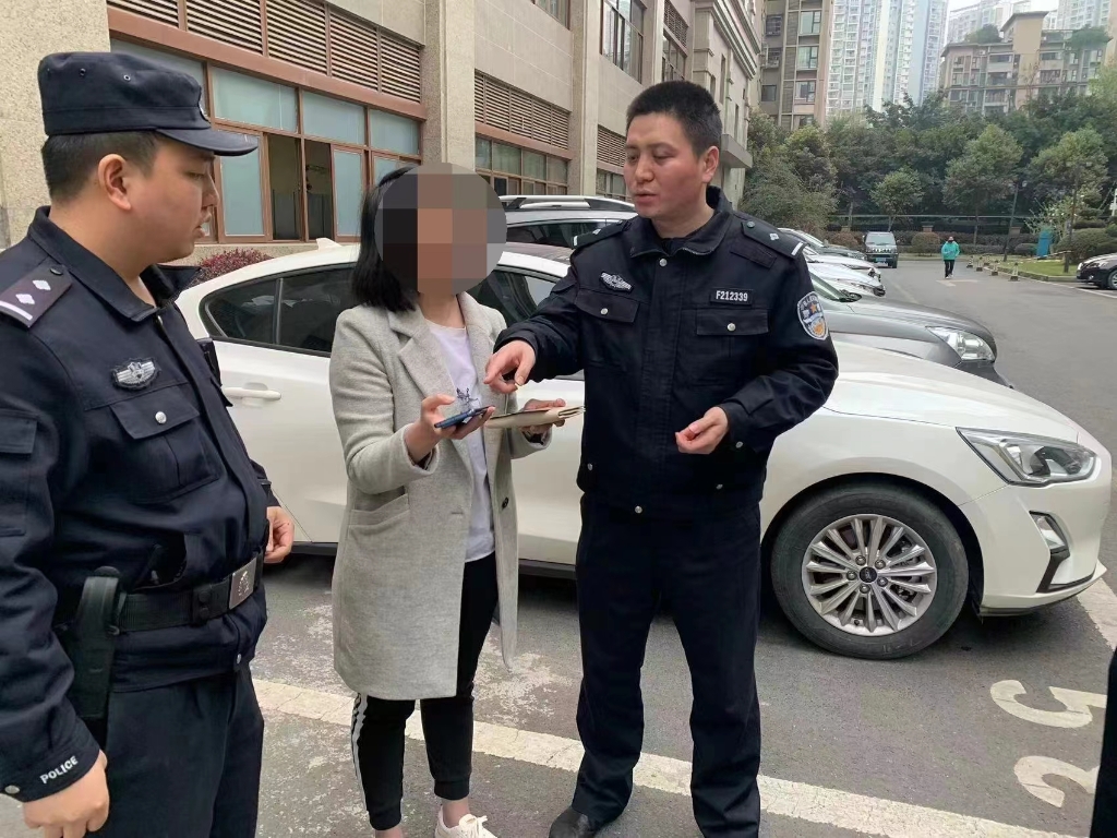 2民警耐心劝说，杨女士这才醒悟。重庆南川警方供图