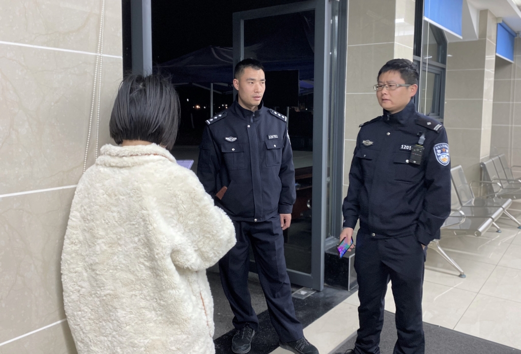 1民警对佳佳进行开导。重庆高新区警方供图