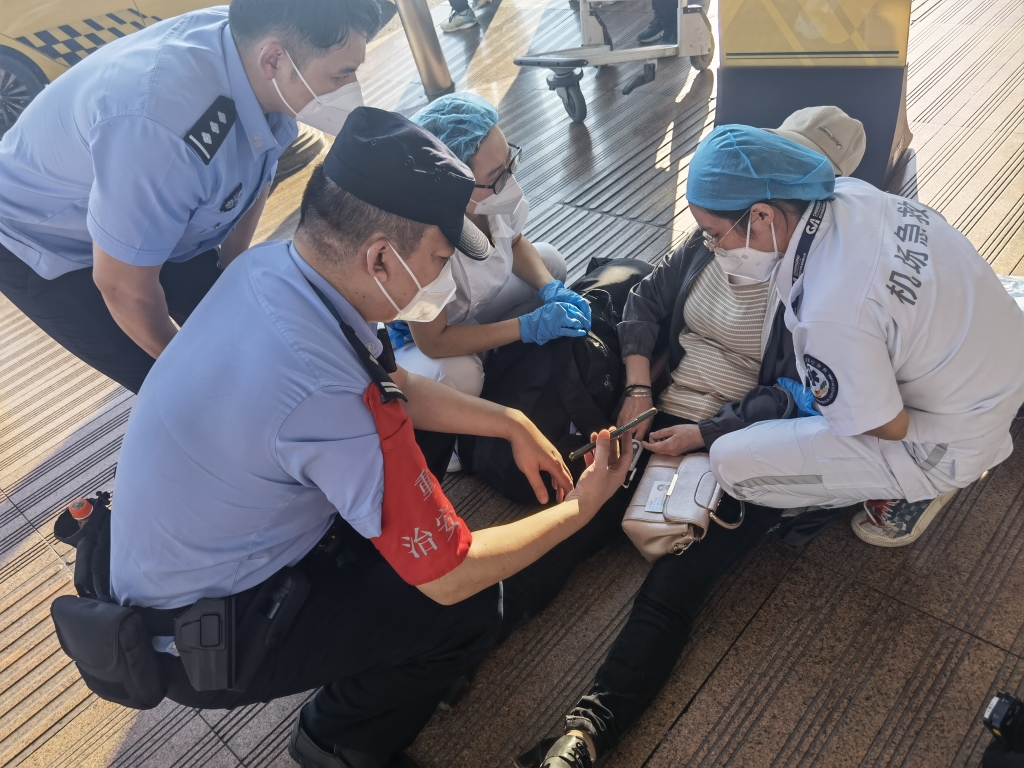民警救助突发意外的旅客。警方供图