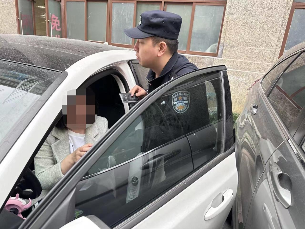 1民警赶到时，杨女士躲在车内准备继续给骗子转账。重庆南川警方供图
