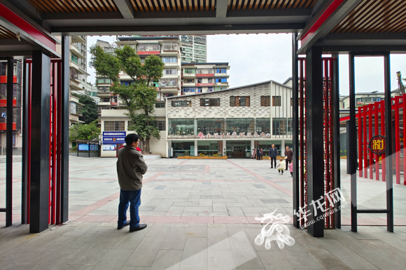 01——社区居民在南岸区花园路街道金堰社区团圆堡片区新打造的广场上活动。华龙网-新重庆客户端记者 石涛 摄