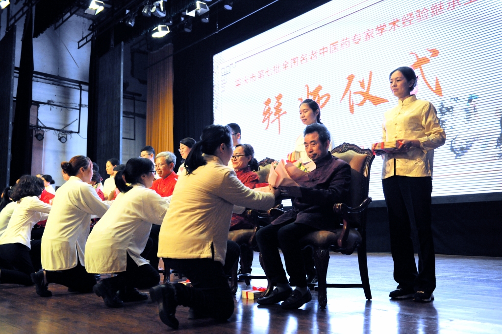 重庆市第七批全国老中医药专家学术经验继承工作拜师仪式。市卫生健康委供图