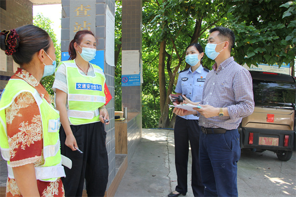 刘玉强（左）带队检查森林防火工作。璧山区应急管理局供图 华龙网发