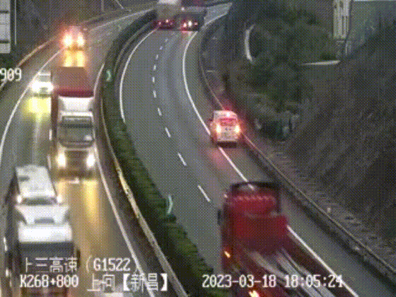 新能源车高速上没电，司机竟让交警“看着点后方”想倒车回服务区