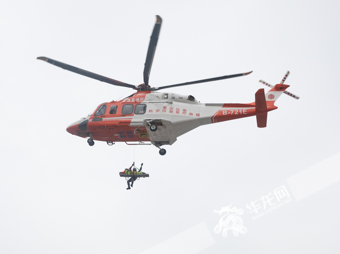 02，直升机悬停，救援队员索降接走伤员。
