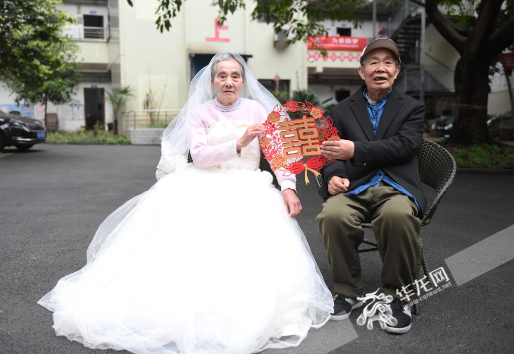 84岁凌宗瑞与夫人苟大素在一起59年。华龙网-新重庆客户端 记者 秦思思 摄