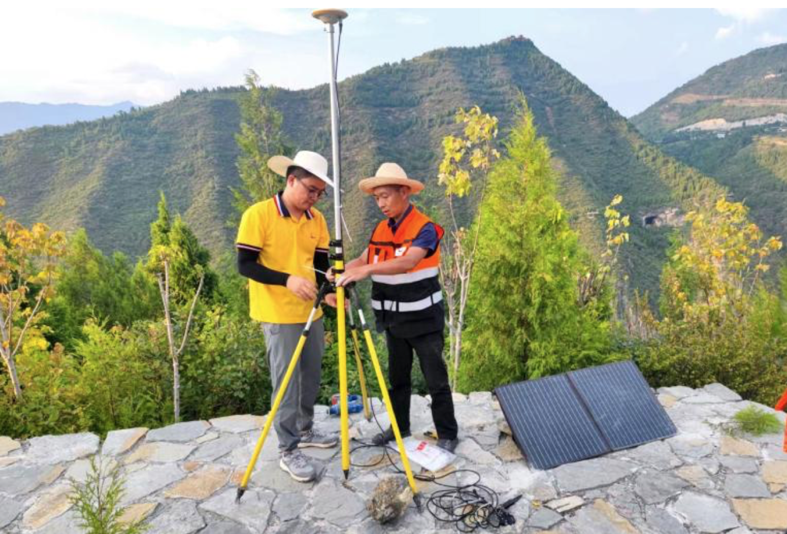 重庆地质矿产研究院地灾防治技术人员，在安装自主研发的GNSS（地表位移）便携式地灾监测设备。重庆地研院供图