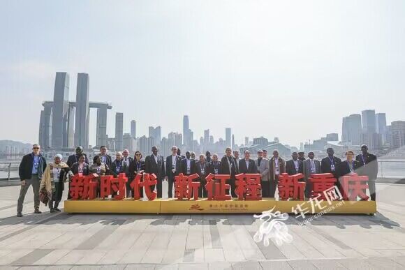 驻华使节代表团在重庆市规划展览馆合影。华龙网-新重庆客户端 首席记者 李裕锟 摄