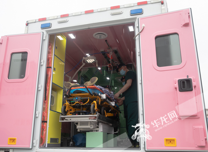 03，伤员转运到四川前来支援的移动医院车上。