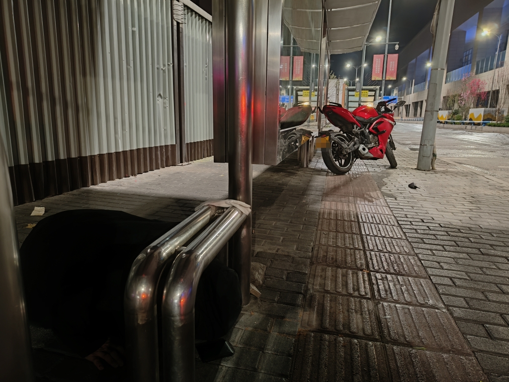 2男子驾驶的摩托车。重庆沙坪坝警方供图