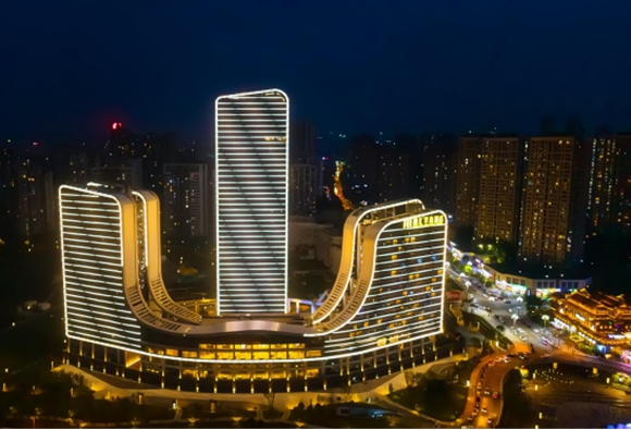 融汇半岛酒店夜景。巴南区融汇西流沱滨江旅游区 供图