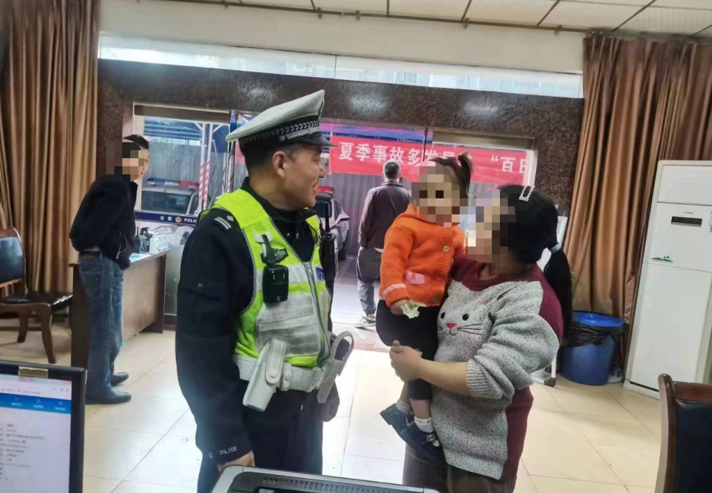 在热心市民和民警的帮助下，孩子回到了王女士的怀里。渝北区警方供图
