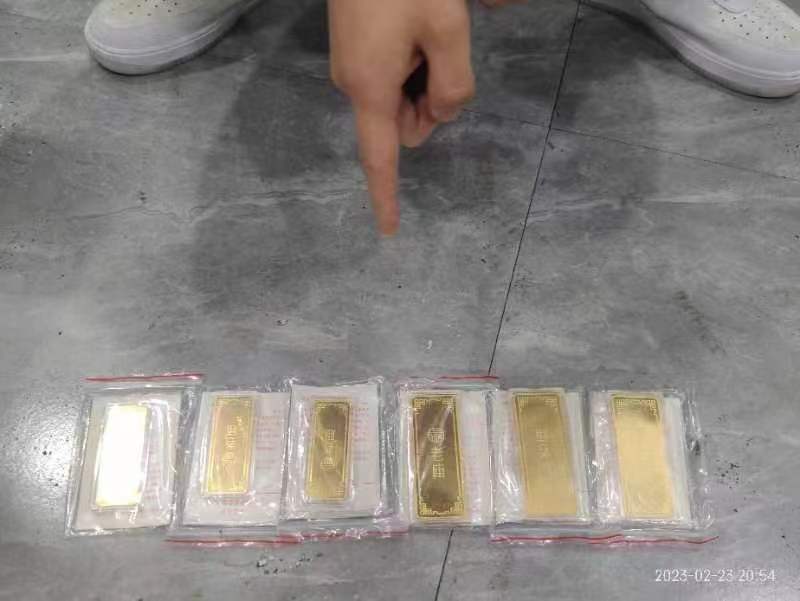 犯罪嫌疑人指认买来用于“洗钱”的黄金。重庆九龙坡警方供图