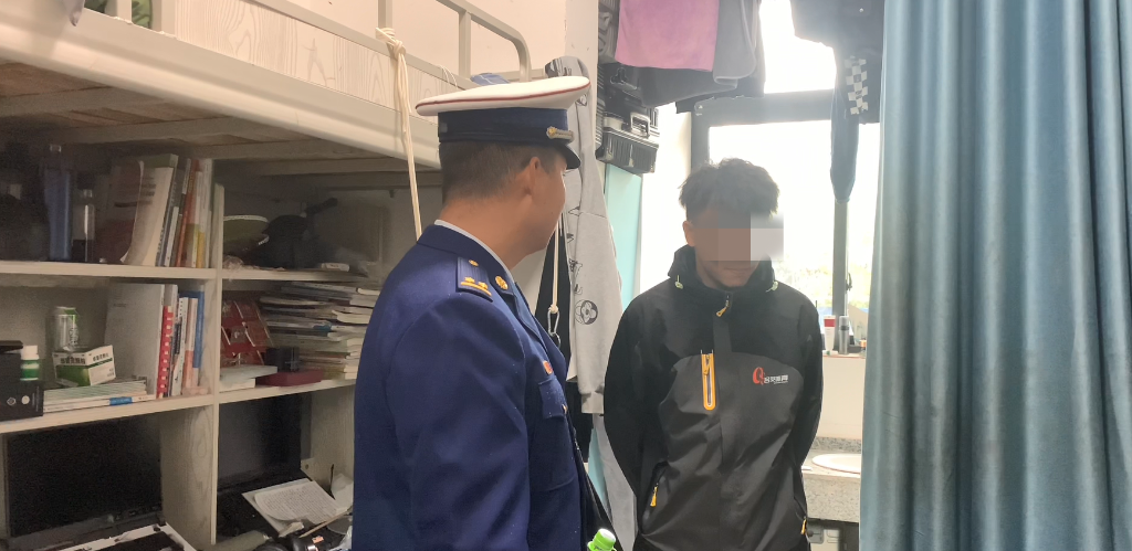 2消防员登门教育。重庆大足消防供图