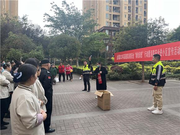 1金凤镇应急办工作人员向居民讲解灭火器材的使用方法。通讯员 祝传华 摄