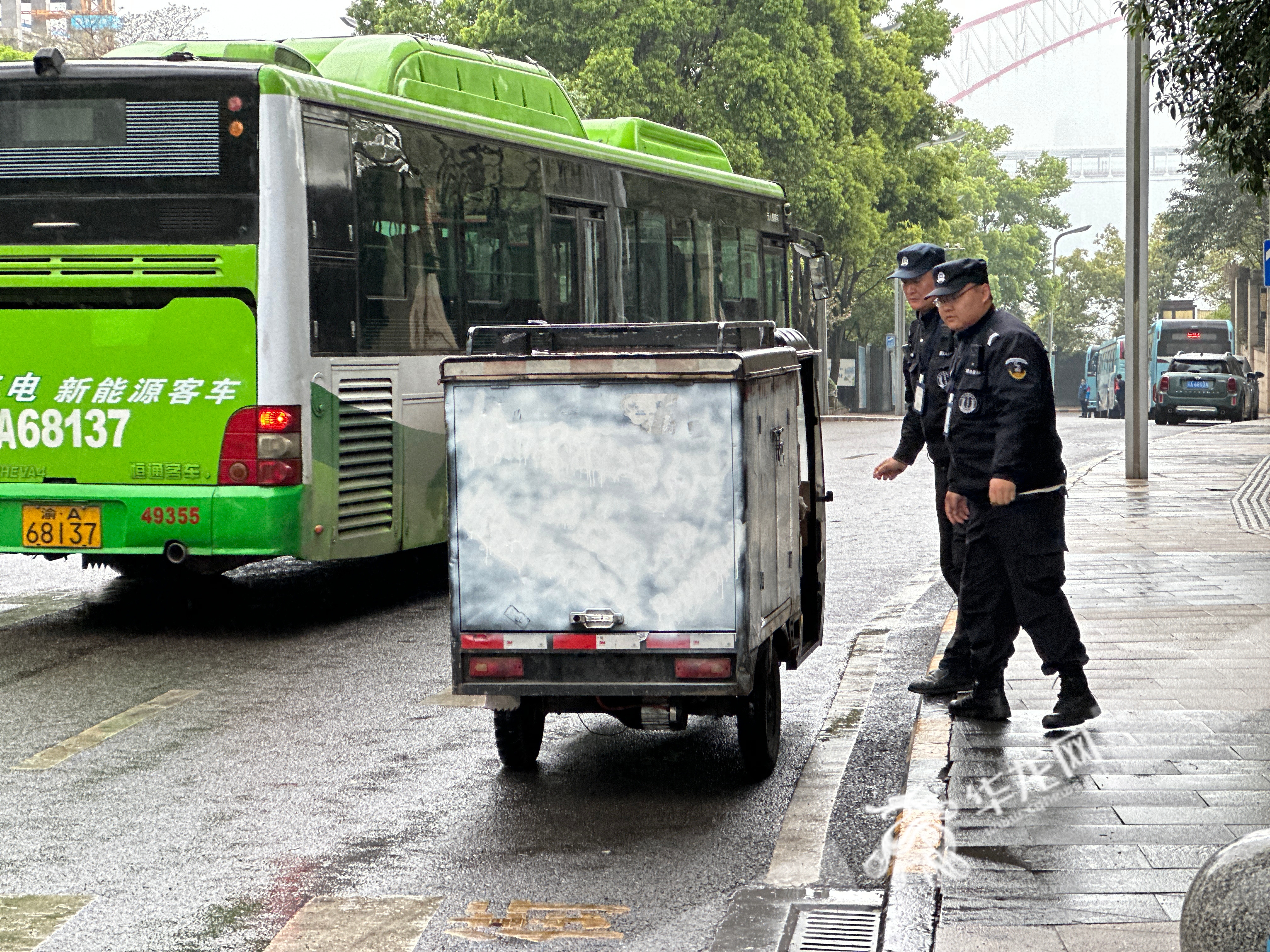 执法人员对违停车辆劝离。华龙网-新重庆客户端记者 刘钊 摄