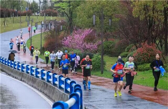 参赛选手沿着双桂湖国家湿地公园环湖步道奋力奔跑。梁平区融媒体中心供图 华龙网发