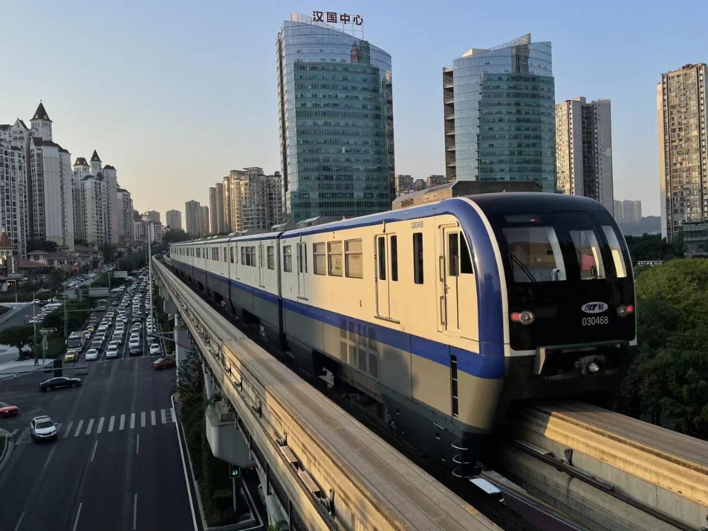 3月27日起，重庆单轨3号线增加8辆编组列车上线。重庆轨道集团供图