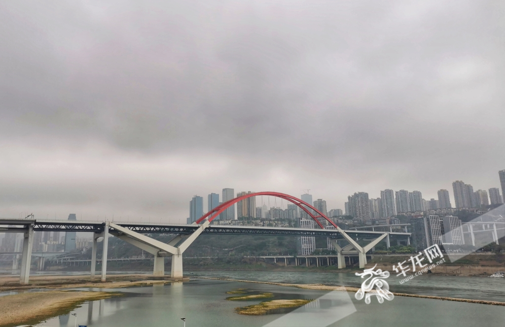 3月26日，重庆中心城区仍是阴雨天气。华龙网-新重庆客户端记者 张质 摄