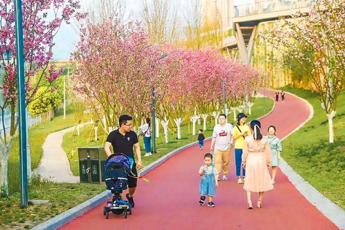 市民漫步福山公园，在自然和谐的氛围中拥抱健康生活。资料图