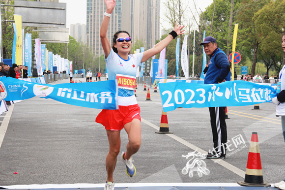 耿君以3小时5分33秒成绩获得马拉松组女子冠军。华龙网-新重庆客户端 张颖绿荞 摄
