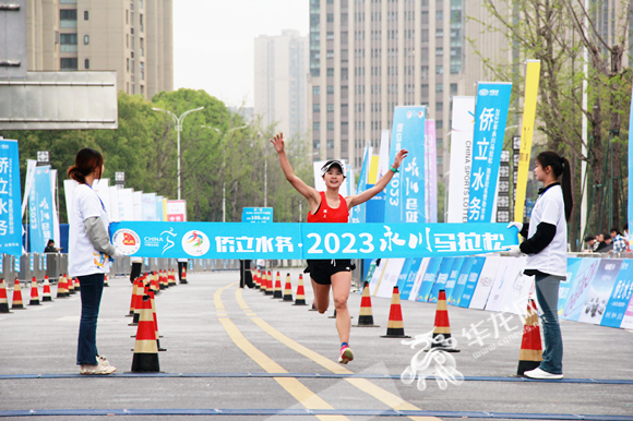 刘君慧以1小时19分55秒成绩获得半程马拉松组女子冠军。华龙网-新重庆客户端 张颖绿荞 摄