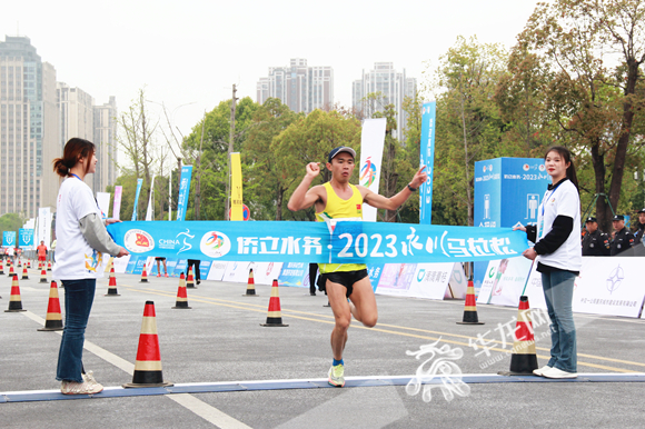 杨健健以2小时27分41秒成绩获得马拉松组男子冠军。华龙网-新重庆客户端 张颖绿荞 摄