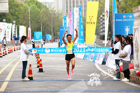 李波以1小时4分45秒成绩获得半程马拉松组男子冠军。华龙网-新重庆客户端 张颖绿荞 摄