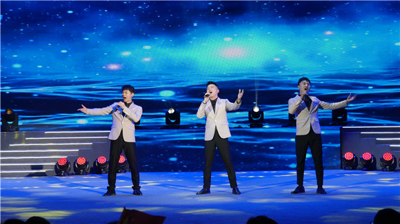 “千宝组合”在颁奖晚会现场演唱歌曲《没离开过》。武隆区委宣传部供图 华龙网发