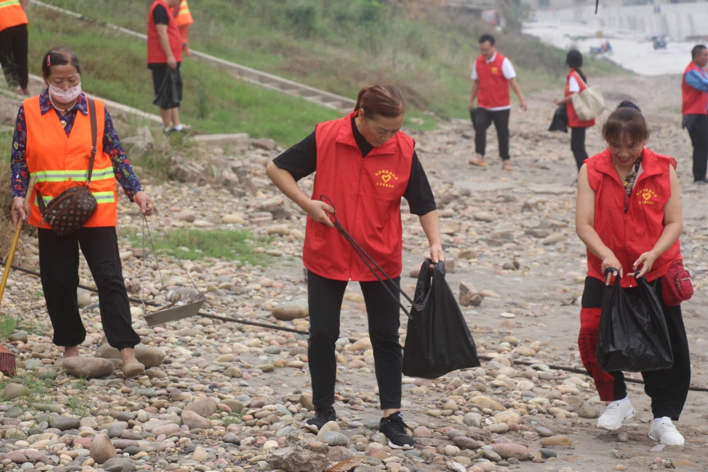 居民参与河道垃圾清扫。江津区白沙镇滩盘社区供图 华龙网发