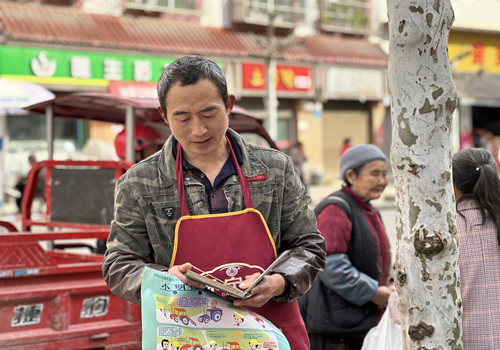 当地村民在翻阅赠送的书籍。通讯员 朱玉梅 摄