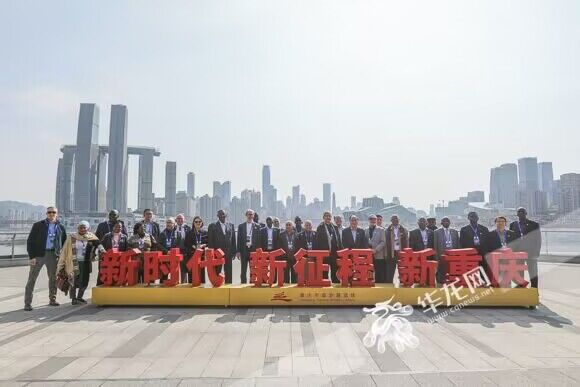 The group photo of the diplomatic envoys at the Planning Exhibition Gallery of Chongqing.